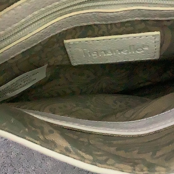 Misses/ladies white leather shoulder bag with multiple compartments - Picture 7 of 10